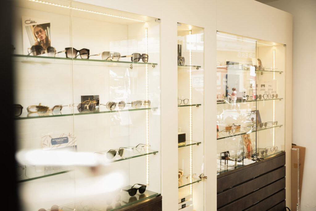 Brillenregal 2 | Gamée Optik | Ihr Optiker in 1010 Wien